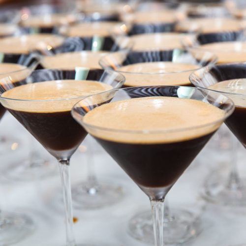 I fotoet ses rækker af Espresso Martini