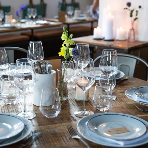 Foto af opdækket bord i restaurant Lindgreens