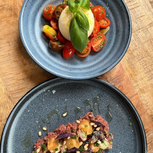 Foto af 2 retter der serveres i restaurant Lindgreens