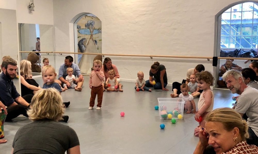 Rytmik hold hos little house med børn og forældre