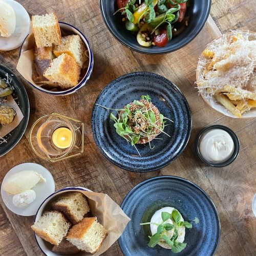 Foto af diverse retter der serveres på restaurant Lindgreens