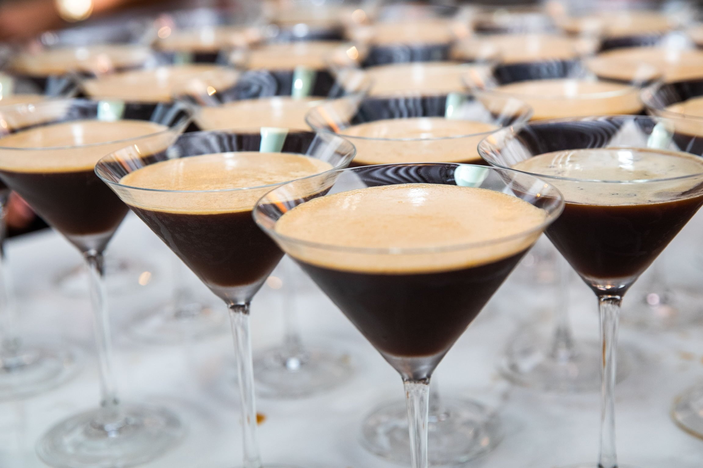 I fotoet ses rækker af Espresso Martini
