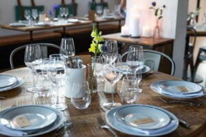 Foto af opdækket bord i restaurant Lindgreens