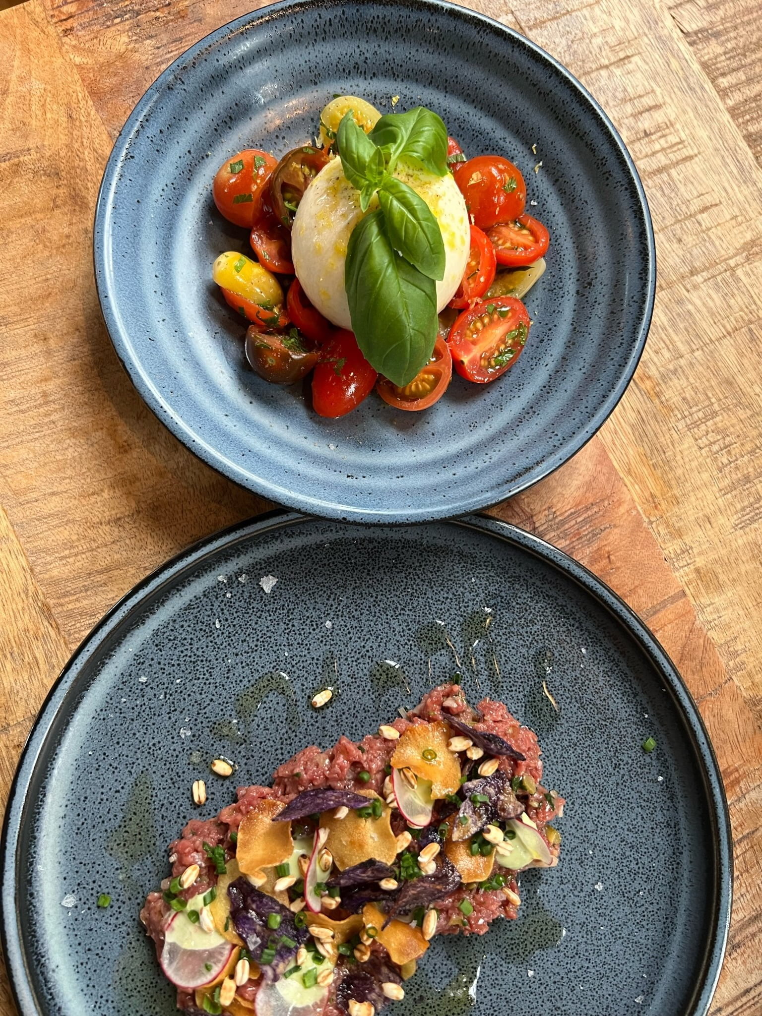 Foto af 2 retter der serveres i restaurant Lindgreens