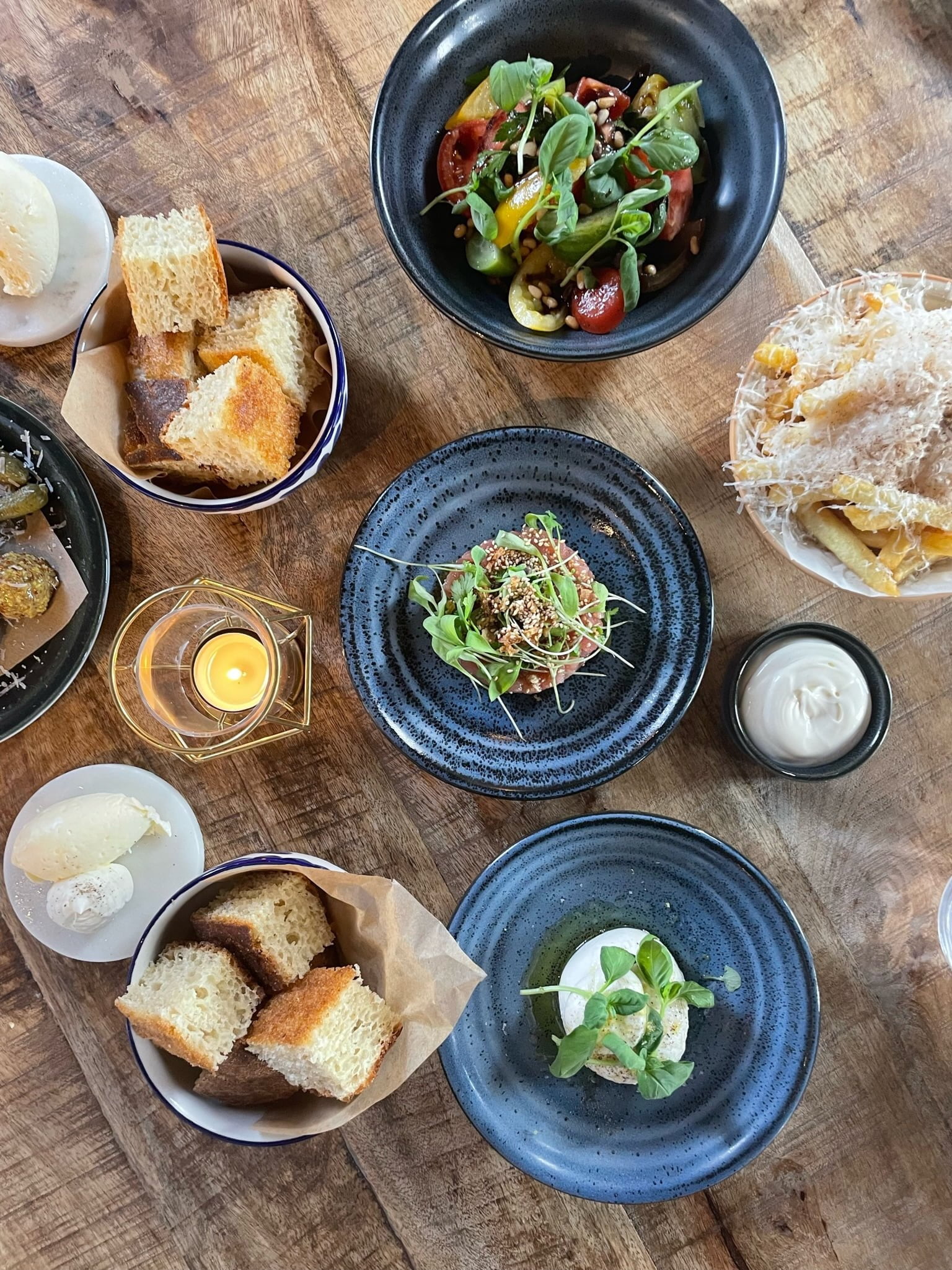 Foto af diverse retter der serveres på restaurant Lindgreens