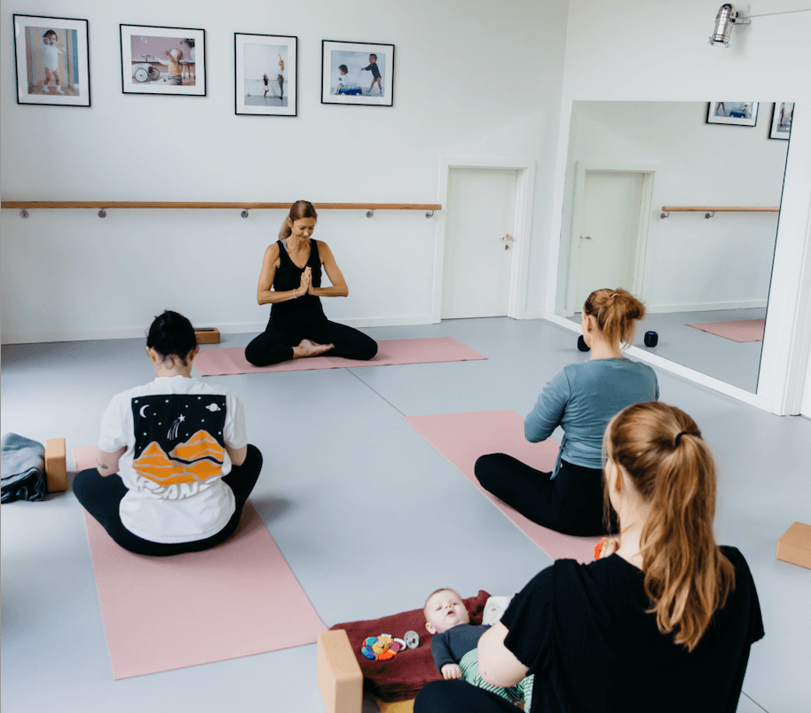Mødre laver yoga hvor der også er plads til babyer