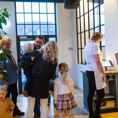 Foto af familie der ankommer til restaurant